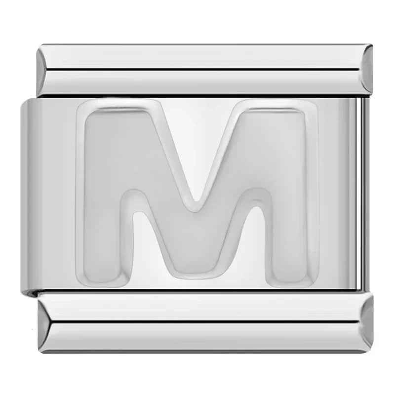 Dijes de letras plateadas modernas